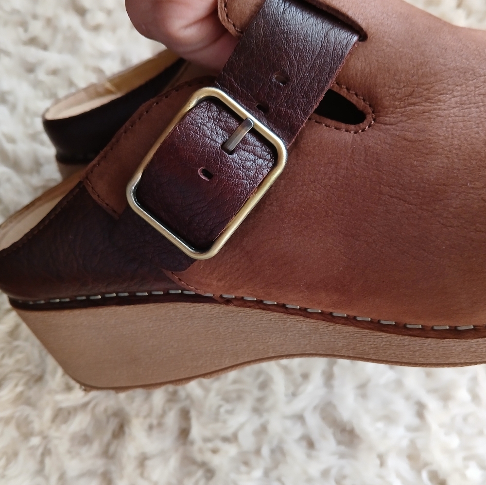 🏷 Dansko Women's CAIA Buckled Leather Wedge Clog Shoe - Picture 5 of 15